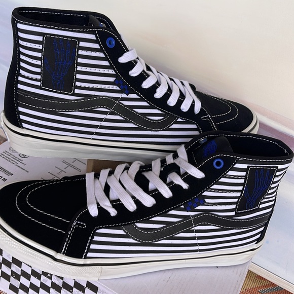 Vans Men’s Skate Sk8-Hi D
Breana Geering Black/White
VN0A5KYBBA2
Sneakers - Picture 10 of 16